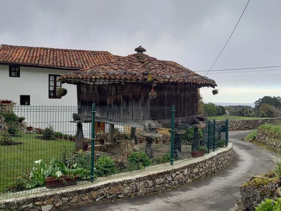 Ein Speicher auf "Stelzen", damit sich kein Ungeziefer am Vorat zu schaffen machen kann.