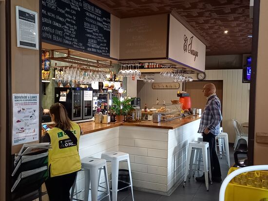 Nach knapp 10km ist Kaffee Pause in Nueva angesagt. Wir nehmen zwei belegte Brötchen für unterwegs mit.