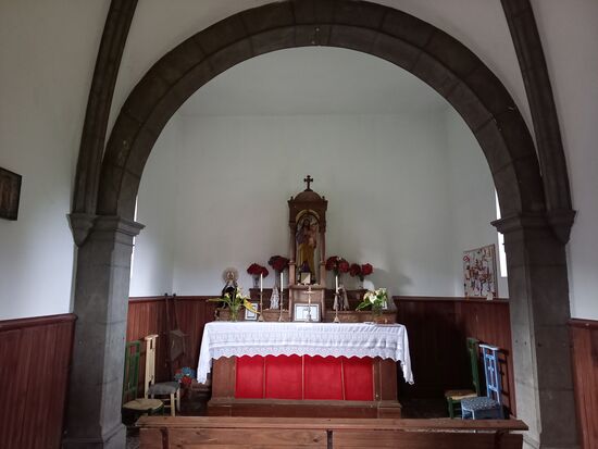 Vorne auf dem Altar sehe ich eine kleine Holzkiste und habe sofort die Hoffnung auf einen Pilgerstempel.