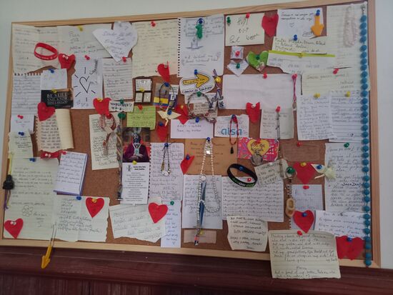 Aber nein, es war eine Spendenbox  
Dafür seitlich  diese Pinwand, auf der sich Pilger verewigt haben.