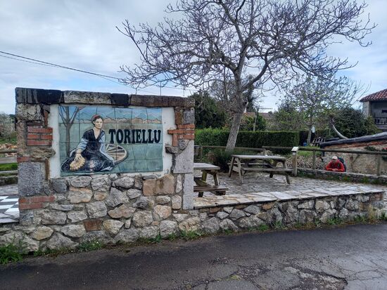 In jedem noch so kleinen Dorf gibt es einen Platz mit Bänke.