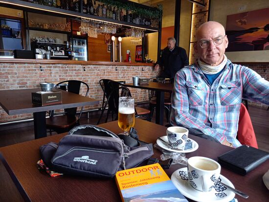 In dieser Bar wärmen wir uns auf und buchen kurzerhand ein Hotel für die nächste Nacht.