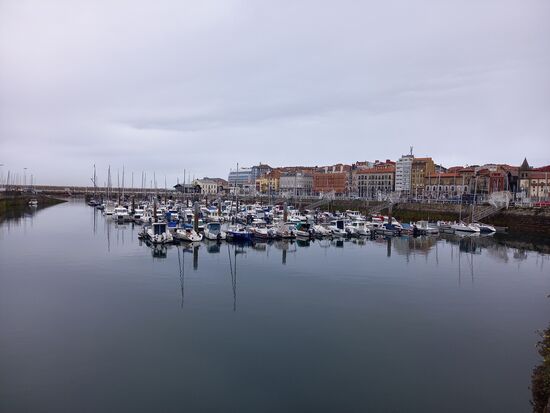 Blick auf den Hafen und einen alten Teil dieser Stadt.