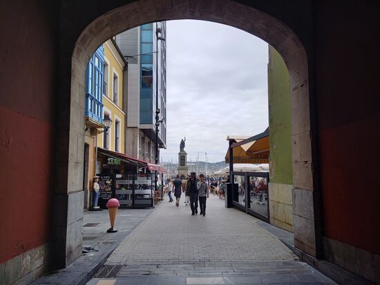 Auf dem Platz steht die Statue von Don Pelayo