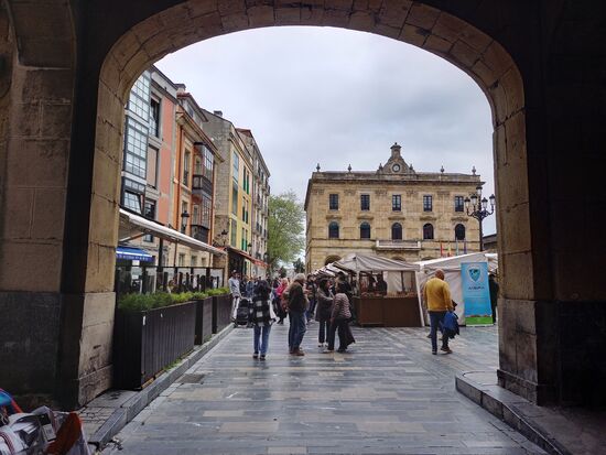 In die entgegene Richtung geschaut kommt man auf einen kleinen Markt.