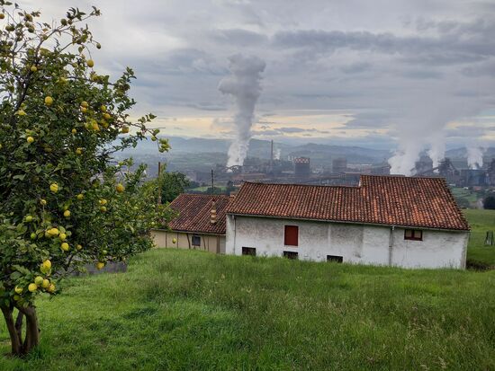 Ein schwefliger Geruch liegt in der Luft und der Lärm ist noch Kilometerweit zu hören.