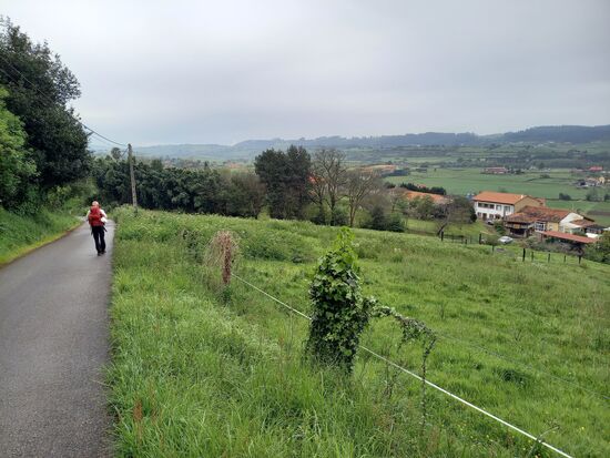 Irgendwann kehrt wieder idylische Ruhe ein und wir gehen bergab zur Kapelle Santa Eulalia.