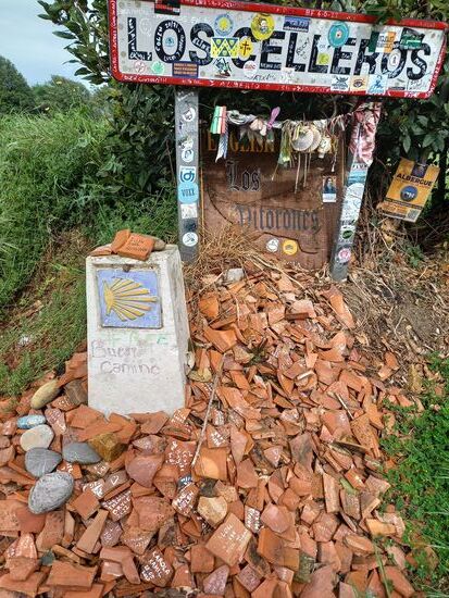 Auf den vielen Tonziegeln haben Pilger eine Botschaft hinterlassen.