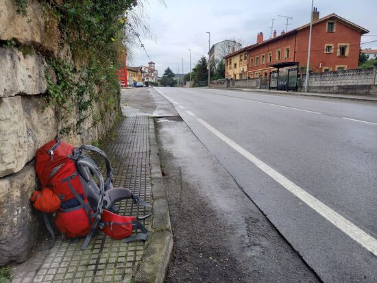 Bis Trasona mussten wir einige Kilometer parallel zur Staße gehen, das ist unglaublich ermüdend. Aber in diesem Ort gibt es gleich mehrere Bars - wir kehren ein  
