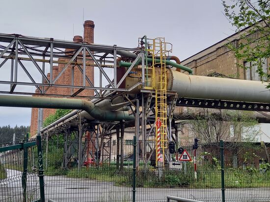 Hier verlassen wir den Weg der parallel zur Fabrik verläuft.