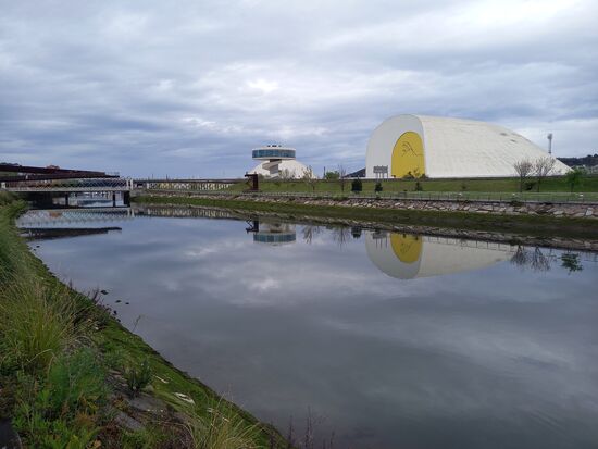 Im Fluß Aviles spiegelt sich ein Kunst Museum, dessen Archtekt ein brasilianischer Stararchtekt names Oscar Niemeyer ist.