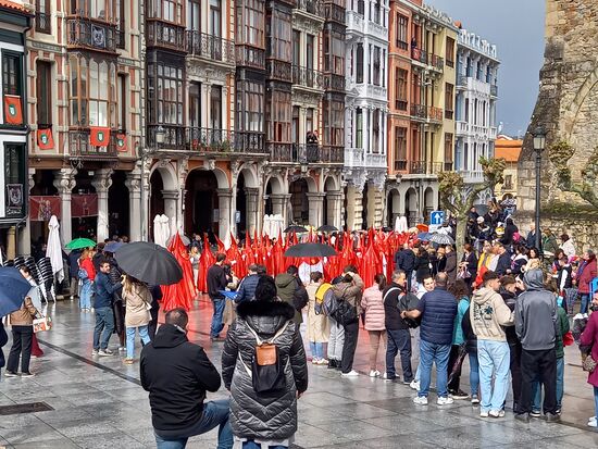 Dann startet die Prozession im langsamen Schritt begleitet von Trommeln.