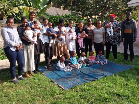 Das Team und die Kinder vom Baby Haus