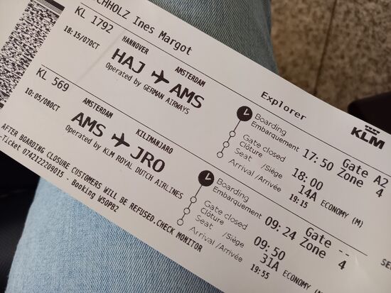 Ich sitze am Gate und habe noch eine Stunde länger Zeit als geplant - der Flieger hat Verspätung.