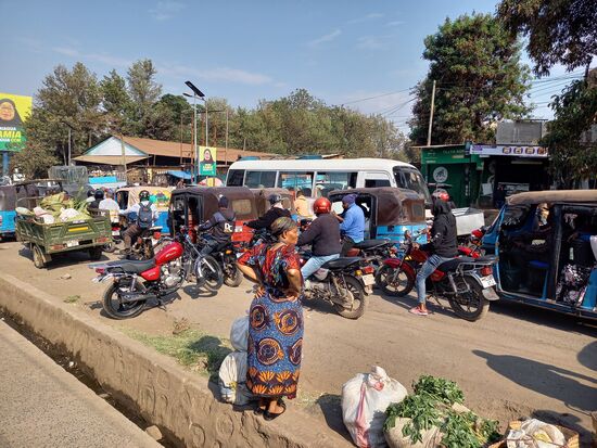 Auf den Straßen von Arusha tobt ein Verkehrschaos.
