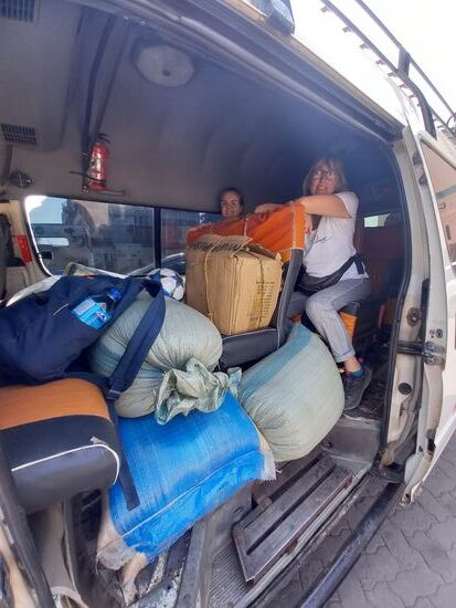 Wir haben eine ganze Wagenladung an Lebensmittel, Obst, Hefte und Stifte dabei.