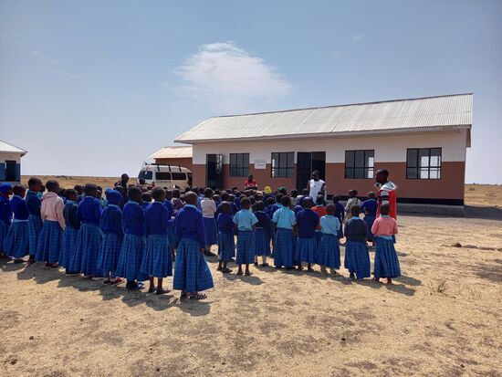 An der Schule werden wir von 146 Kinder mit Gesang in Empfang genommen. Unter den Liedern ist auch mein Lieblingslied der Massai. Zu Beginn dieses Projektes haben es die Massai Frauen bei jedem Besuch für mich gesungen 
Das sind wunderschöne Erinnerungen, die für immer bleiben.