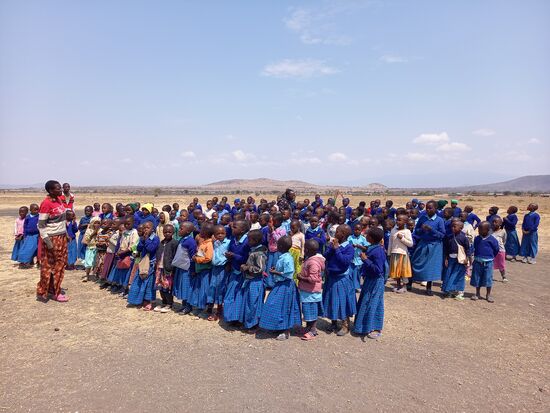 Die Kinder haben inzwischen Uniformen.