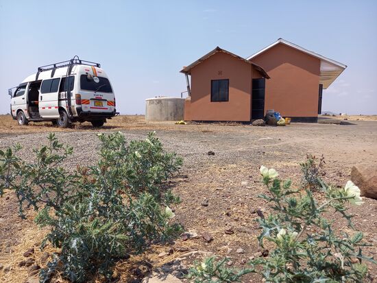Seitenansicht der Schule. Die Gebäude wurde gerade neu gestrichen. Finanziert wurde es von unserem Verein Gemeinsam für Kinder der Welt.
