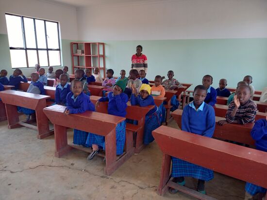 Die Kinder haben wieder in ihren Klassenräumen Platz genommen. Auch hier haben die Wände einen neuen Anstrich bekommen.