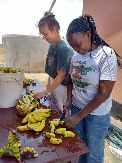 Wir machen uns an die Arbeit. Jedes Kind bekommt eine halbe Banane und ein Stück Melone.