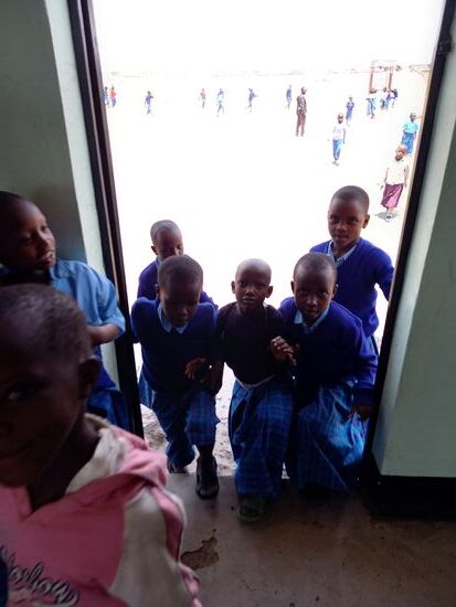 Die Kinder stürmen das Klassenzimmer.