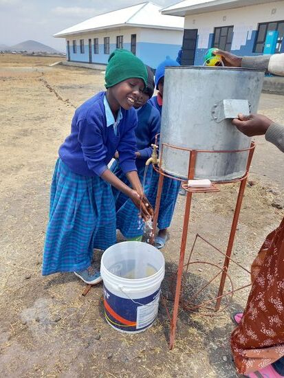 Doch vorher werden die Hände gewaschen.