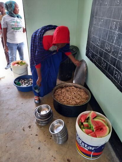 Das Essen ist fertig und es beginnt die Arbeit des Verteilens.