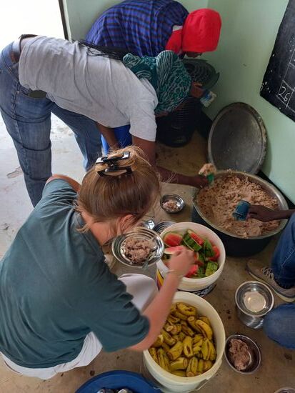 Teller für Teller füllt sich.
