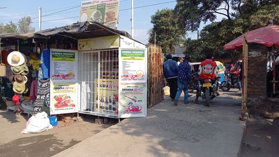 Hier sind wir mit Nancy, der Managerin der School of Hope verabredet.