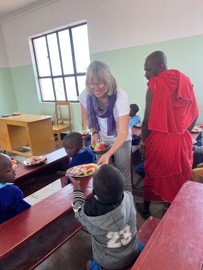 Beim Verteilen schauen wir in strahlende Kinderaugen.