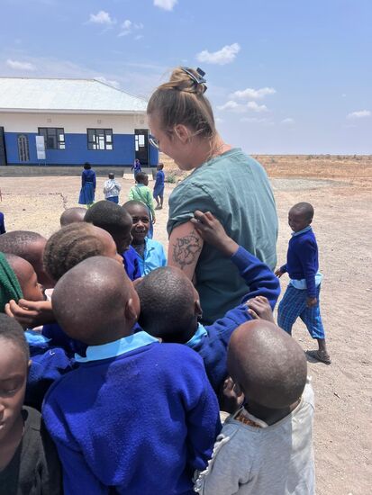 Die Kinder sind unglaublich offen, interessiert und neugierig. Sie untersuchen das Tattoo von Angela und prüfen ob man es abwischen kann.