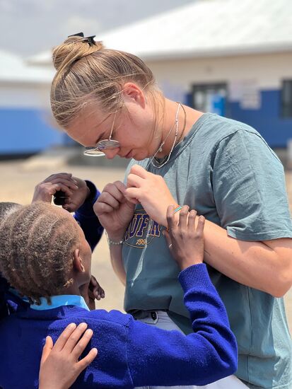 Auch der Schmuck wird genaustens inspiziert.