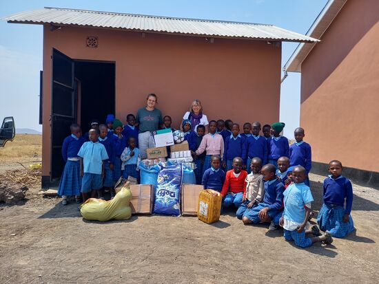 Inzwischen ist unser Fahrzeug ausgeladen. An dieser Stelle bedanke ich mich bei Angela und Antonia, die einen Teil dieser Spende finanziert haben.