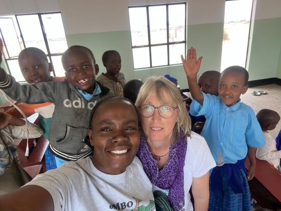 Nancy ist eine unglaublich taffe Frau. Sie leistet sehr viel für die Massai! Sie hat zusammen mit verschiedenen europäischen Vereinen vier Schulen und eine Kindertagesstätte aufgebaut. Hut ab!