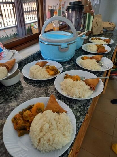 Samosa sind die kleinen Teigtaschen. Sie sind mit Fleisch gefüllt.