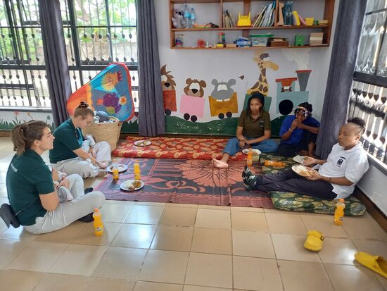 Wir hocken in der Spielecke zusammen.