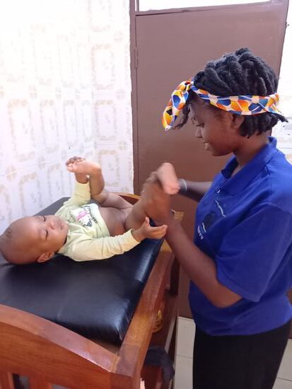 Selma wickelt die größeren Kinder.