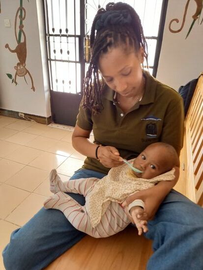 Rose füttert Briana