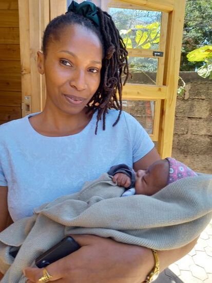 Auch Rose hat sich für den Krankenhausbesuch chic gemacht.