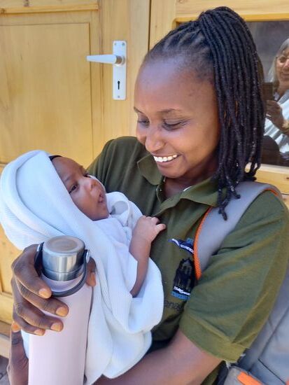 Nuruana mit dem kleinen Daniel.