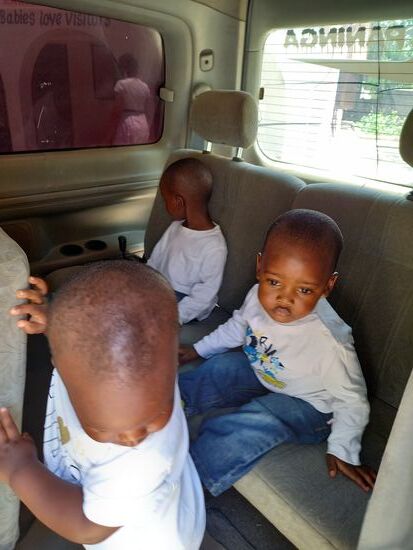 Schon sitzen die drei Größeren auf der Rücksitzbank.