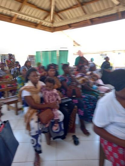 Im Krankenhaus ist der Wartebereich total voll. Da müssen viele für Stunden warten.