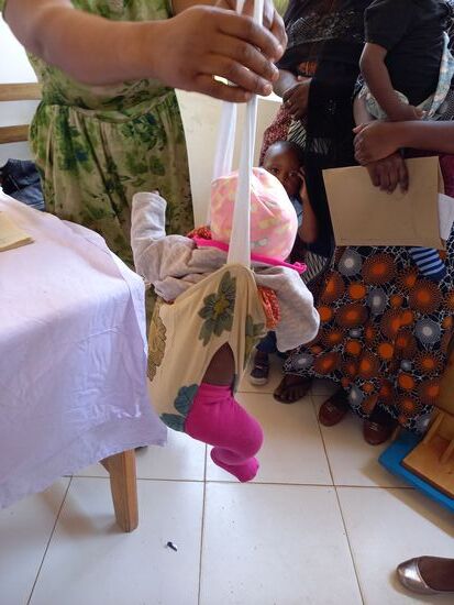 Die Waage  - ein Kind nach dem anderen wird gewogen.