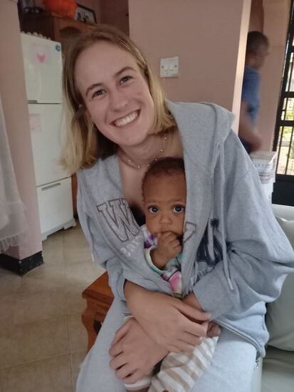 Antonia beschäftigt sich mit den Kindern von Celina, der Köchin im Homestay.