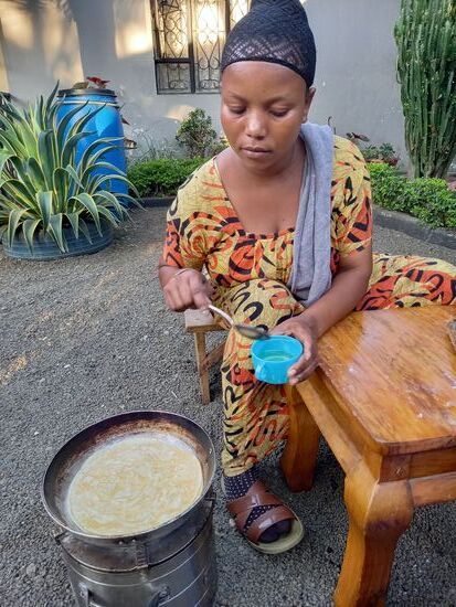 Schließlich werden die Teigfladen gebacken und dabei mit Öl bestrichen. 
Frische Chapati sind einfach köstlich.