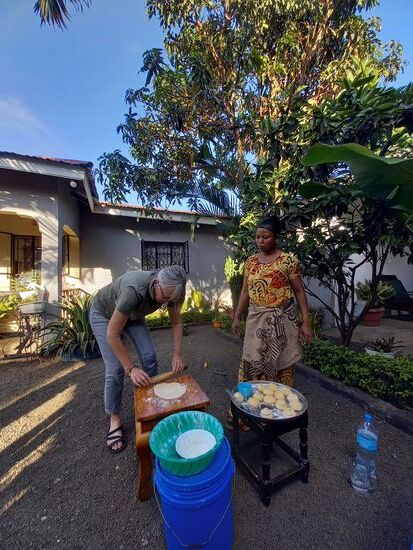 Nach einer kurzen Ruhephase werden die Teigteile wieder ausgerollt.
