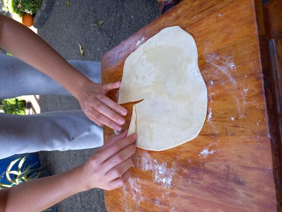 Dann wird der Teig mit Öl bestrichen und ein Schnitt eingefügt und der Teig wird aufgerollt.