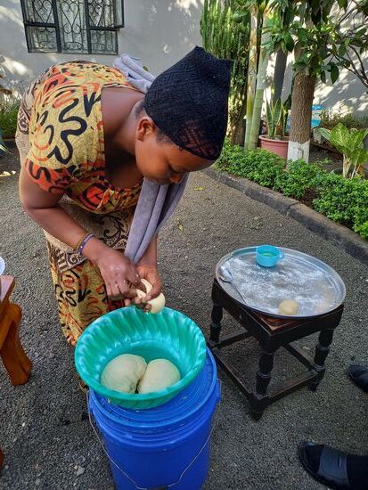 Alles wird zu einem glatten Teig verknetet und dann werden kleine Portionen geformt.