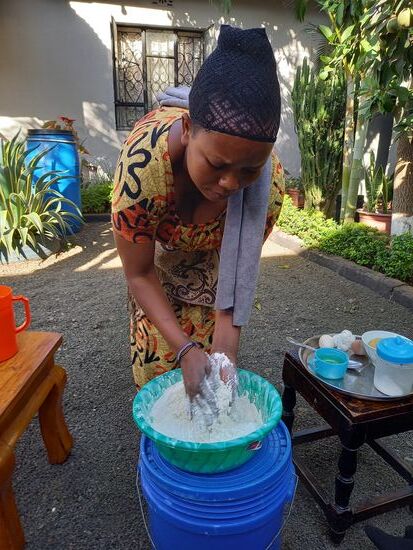 Schritt eins: Mehl, etwas Zucker und heißes Öl werden miteinander vermengt.